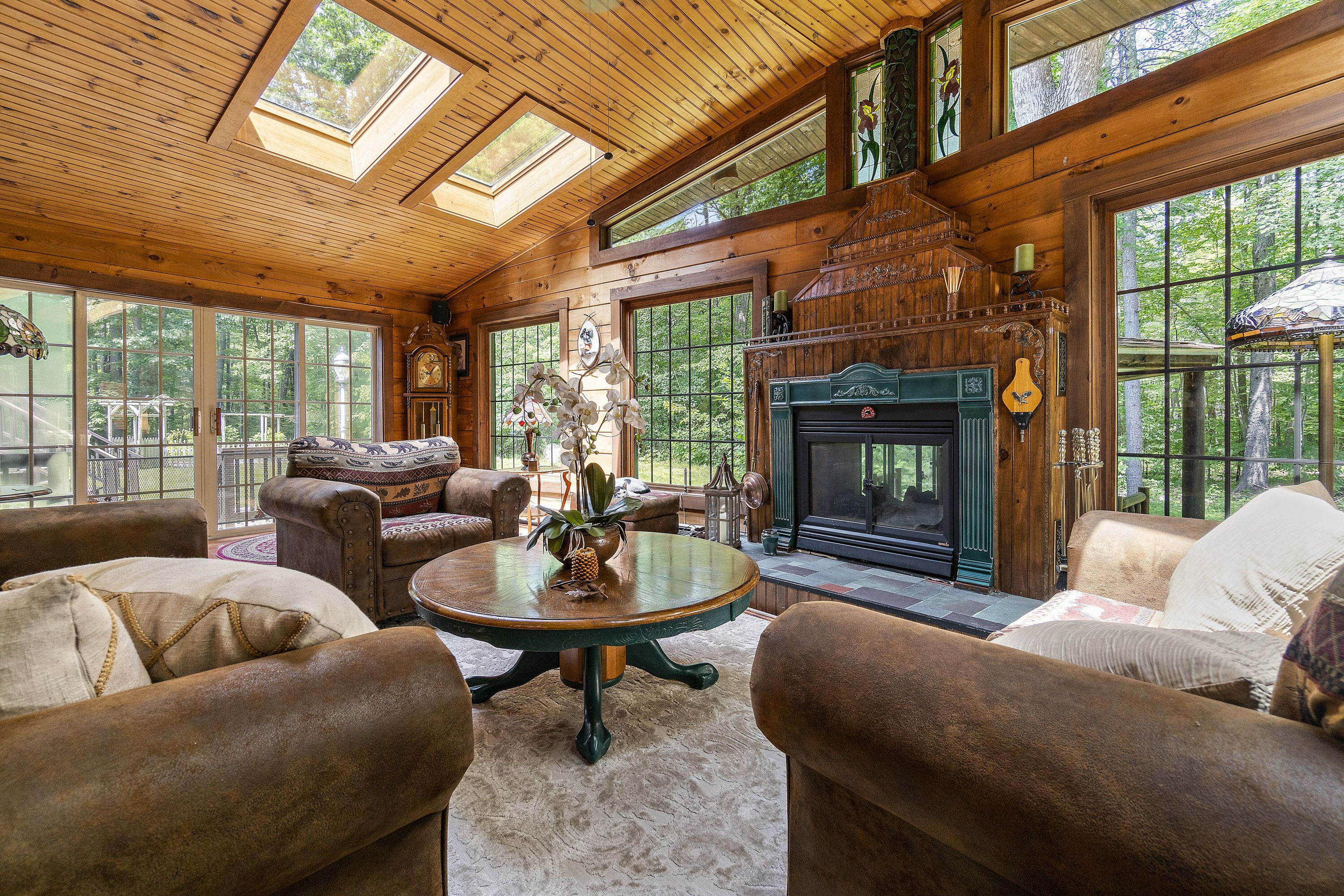 Smart TV, fireplace