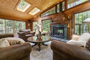 Smart TV, fireplace - Coastal Home- Heated Saltwater Pool, Hot Tub, Outdoor Kitchen! (South Berwick)
