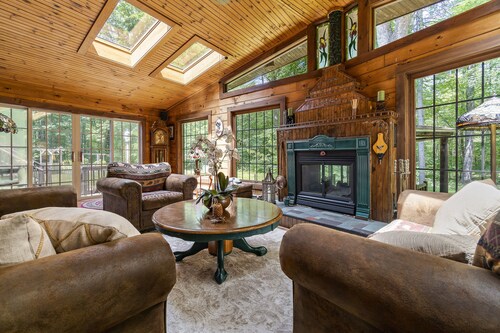 Coastal Home- Heated Saltwater Pool, Hot Tub, Outdoor Kitchen!