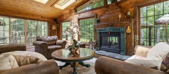 Coastal Home- Heated Saltwater Pool, Hot Tub, Outdoor Kitchen!