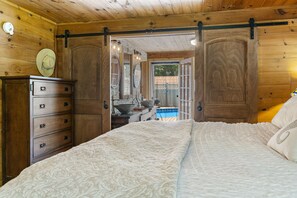 5 bedrooms, desk, iron/ironing board, WiFi - Coastal Home- Heated Saltwater Pool, Hot Tub, Outdoor Kitchen! (South Berwick)