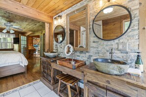 5 habitaciones, escritorio, tabla de planchar con plancha y wifi