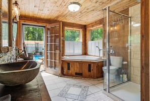 Combined shower/tub, jetted tub, hair dryer, towels