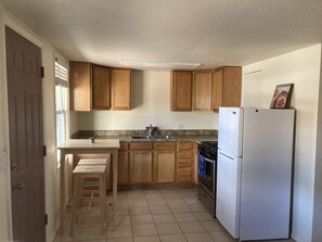 Kjøleskap, ovn, kokeplater og vannkoker