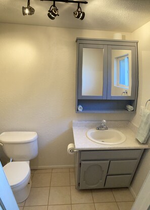Douche, sèche-cheveux, serviettes fournies, savon