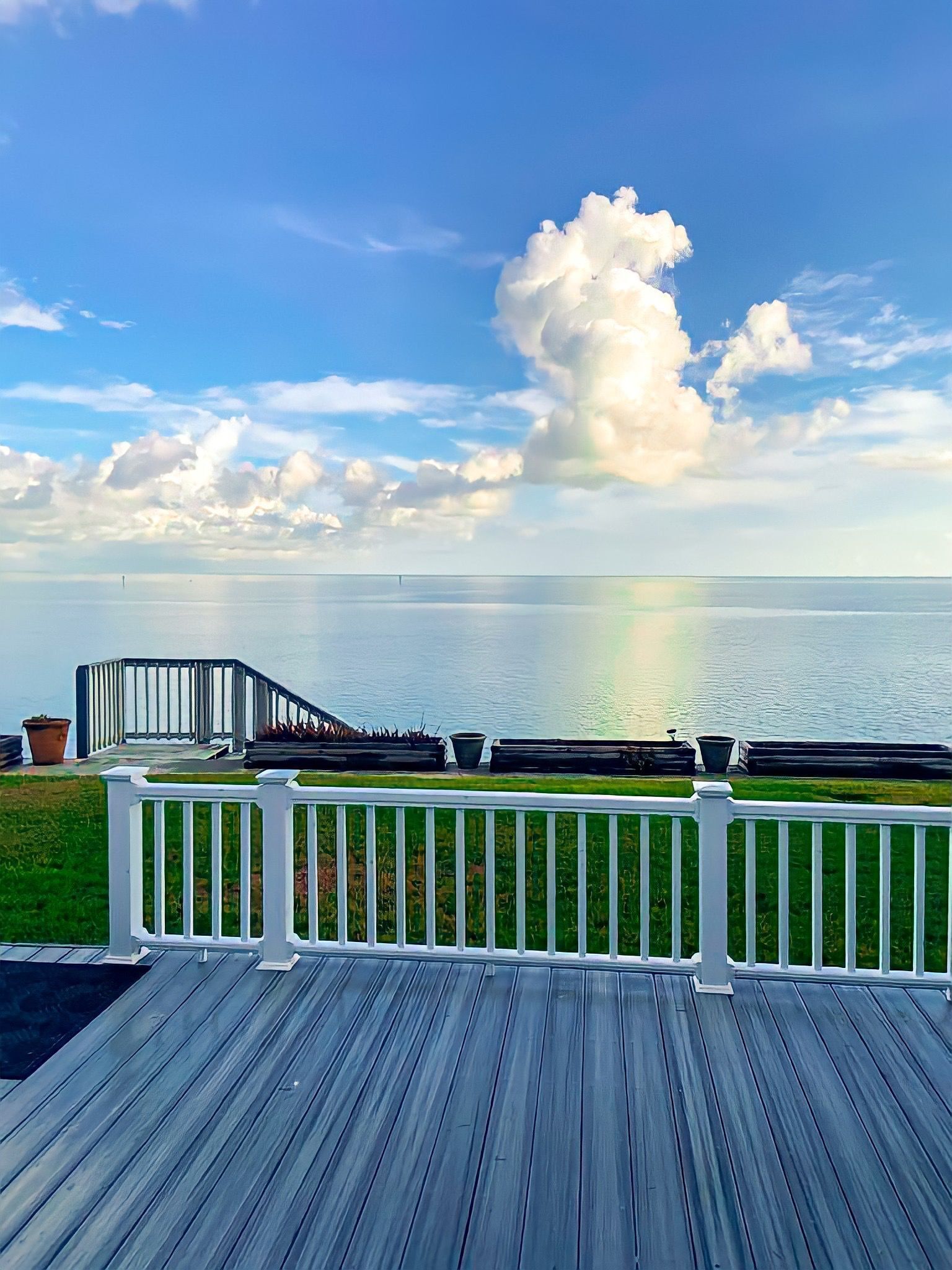 Waterfront 4 Bedroom with Great Views, Boat Dock, Pool Table! 5 minutes to Beach