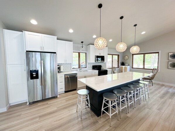 Jääkaappi, mikroaaltouuni, uuni, liesi