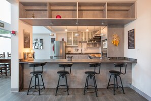 Réfrigérateur, micro-ondes, four, plaque de cuisson