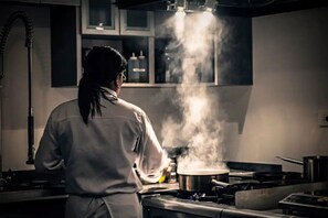 Een koelkast, een magnetron, een oven, een kookplaat