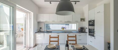 Frigorifero, microonde, forno, lavastoviglie