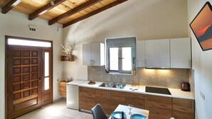 Eine moderne Küche mit Holzausstattung, einem Einbauofen und einem großen Fenster.