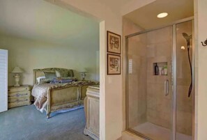 Combined shower/tub, jetted tub, hair dryer, towels