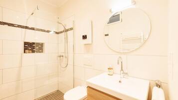 Dusche, Haartrockner, Handtücher