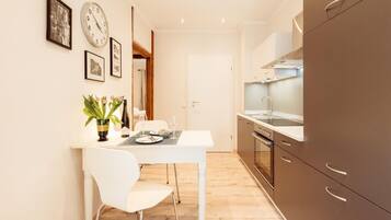 Kühlschrank, Ofen, Espressomaschine, Wasserkocher mit Kaffee-/Teezubehör