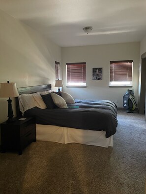 3 bedrooms, iron/ironing board, WiFi, bed sheets - Convenient and Comfy Condo in Whitefish with hot tub access (Whitefish)