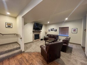 Smart TV, fireplace - Convenient and Comfy Condo in Whitefish with hot tub access (Whitefish)