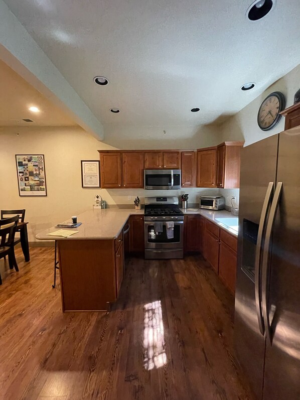 Fridge, microwave, oven, stovetop - Convenient and Comfy Condo in Whitefish with hot tub access (Whitefish)