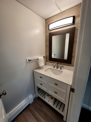 Combined shower/bathtub, towels, toilet paper