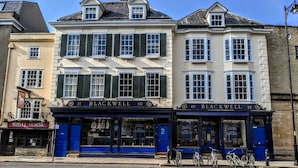 Una hilera de edificios con el nombre 'Blackwell' en las fachadas, con ventanas amplias y una entrada azul.