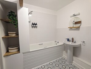 Comfort Apartment | Bathroom | Free toiletries, hair dryer, towels, soap - Kingfisher Barn (Abingdon)