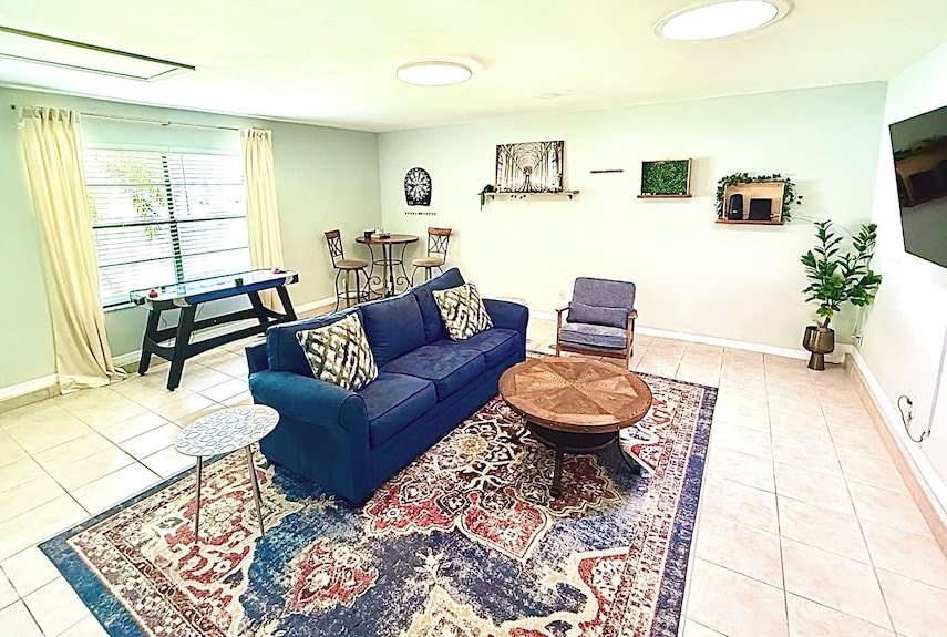 Private Pool - Bright Spacious Home Business Or Family, 25 Min To Beach - Palm Bay, FL