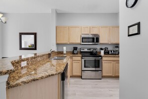 Kjøleskap, mikrobølgeovn, ovn og kokeplater