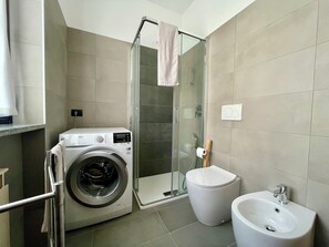 Dusche, Haartrockner, Bidet, Handtücher