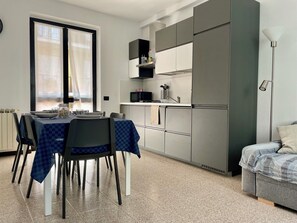 Fridge, microwave, stovetop, dishwasher - APPARTAMENTO A 900 METRI DAL LAGO MAGGIORE (Arona)