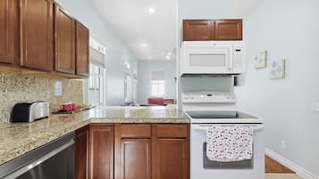 Geladeira, micro-ondas, fogão, cooktop