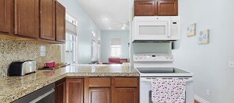 Quiet Cottage 5 minutes to Beach or Strand, Fenced yard and off street parking.