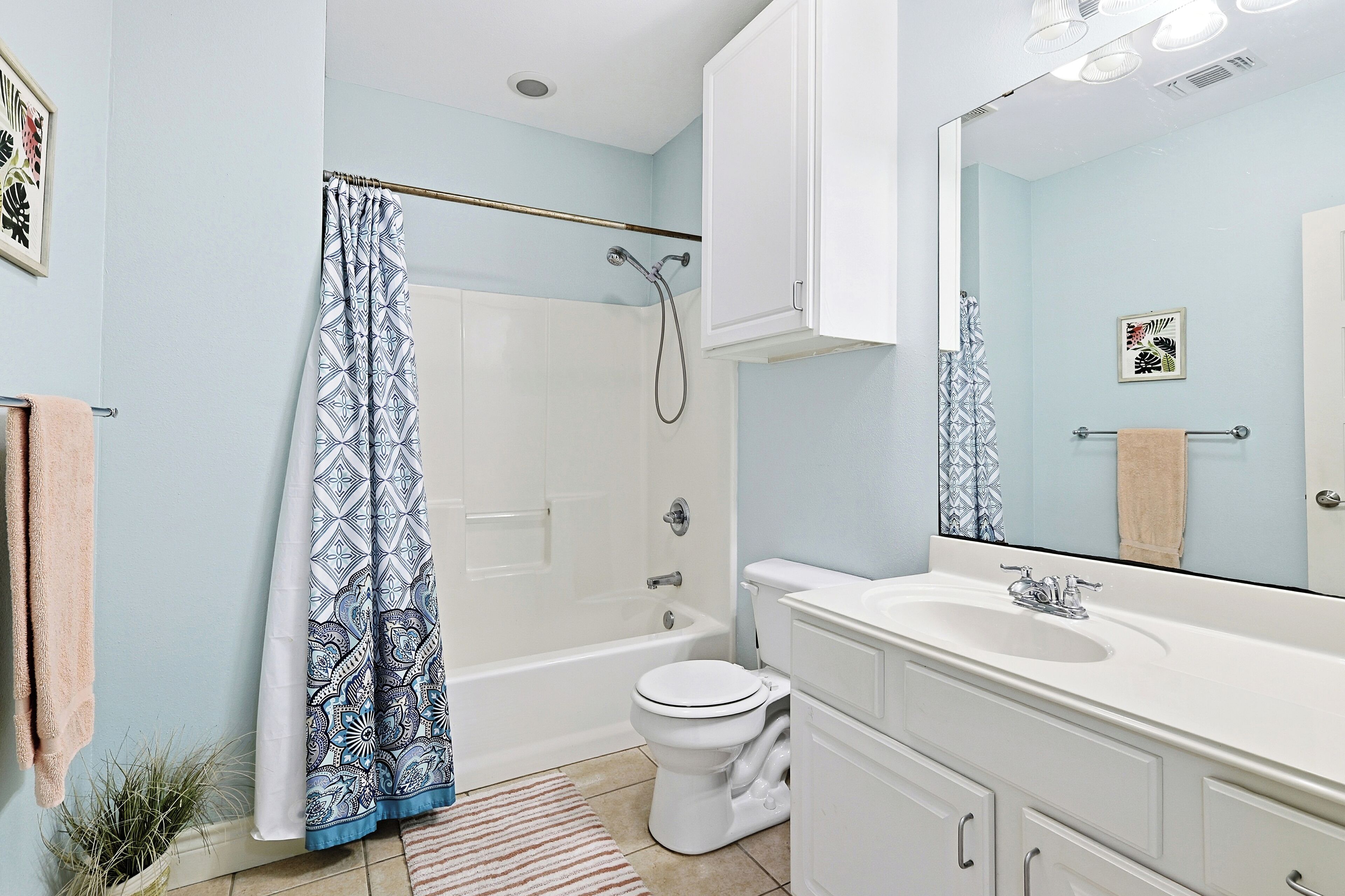 Un baño con bañera, inodoro y lavabo.