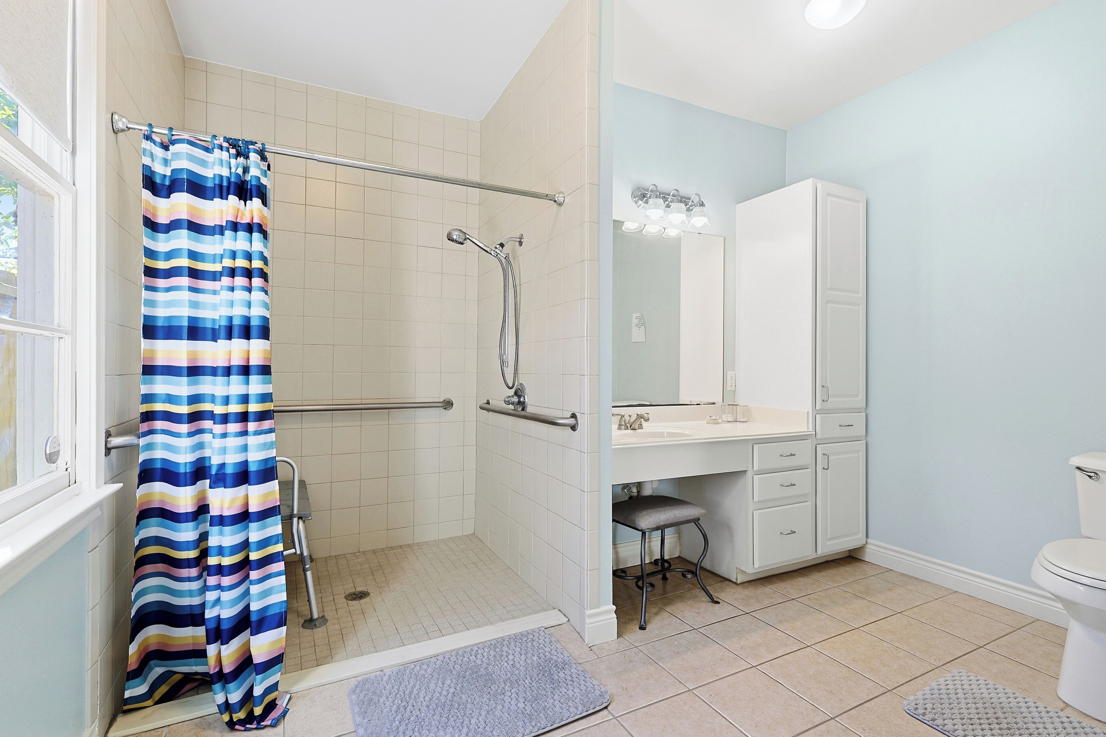 Ensemble douche/baignoire, sèche-cheveux, serviettes fournies, savon