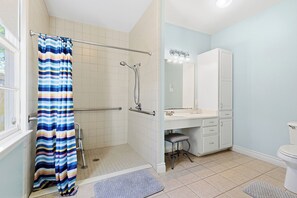 Ensemble douche/baignoire, sèche-cheveux, serviettes fournies, savon
