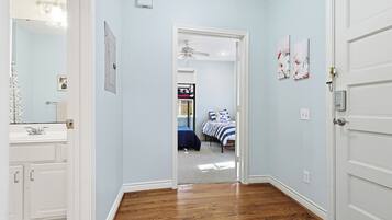 2 bedrooms, travel cot, free WiFi, bed sheets