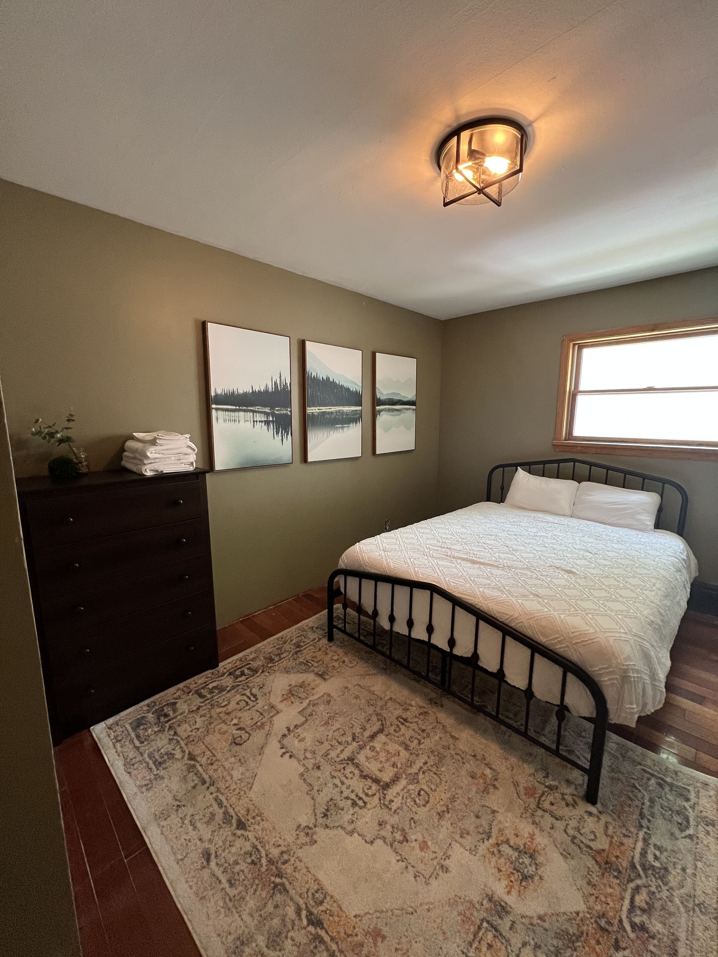 4 bedrooms, desk, iron/ironing board, travel crib