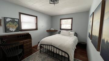 4 bedrooms, desk, iron/ironing board, travel crib