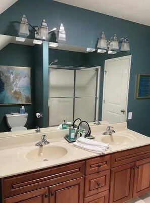 Combined shower/bathtub, shampoo