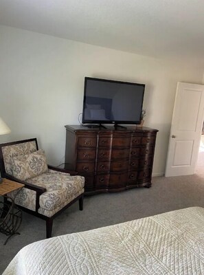 2 bedrooms, desk, iron/ironing board, WiFi