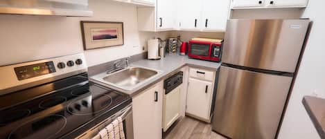 Frigorífico, microondas, horno y placa de cocina