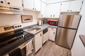 Kjøleskap, mikrobølgeovn, ovn og kokeplater