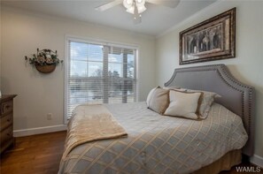 4 bedrooms, desk, iron/ironing board, free WiFi
