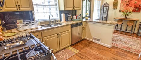 冷蔵庫、電子レンジ、オーブン、コンロ