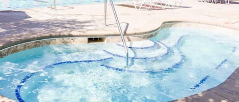 室外游泳池,恒温泳池