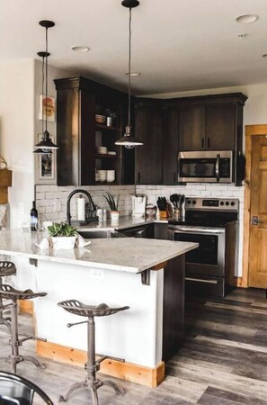 Frigorifero, microonde, forno, piano cottura