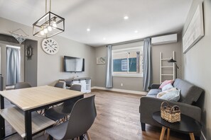Interior - Walk to the Beach w/ free Parking/Laundry A/C #763 sleeps 6 (San Diego)