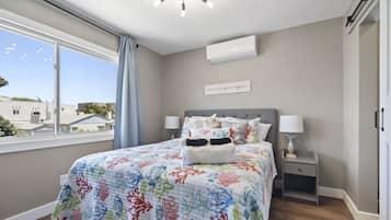 2 habitaciones, escritorio y tabla de planchar con plancha