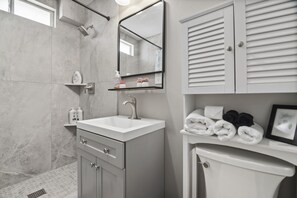 Dusche, Haartrockner, Handtücher, Seife