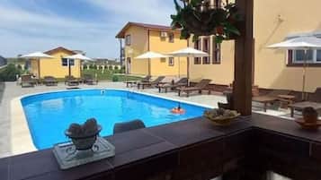 Una piscina al aire libre