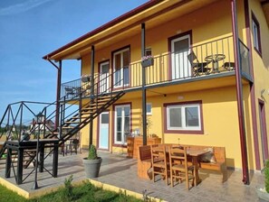 Outdoor dining - Vilă integrală Acces 24/7  piscină saună fitness karaoke  bar duș solar parcare  (Costinești)