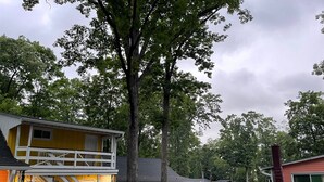 A row of cabins with a central staircase, surrounded by trees. - New Hope Lodge (New Hope)